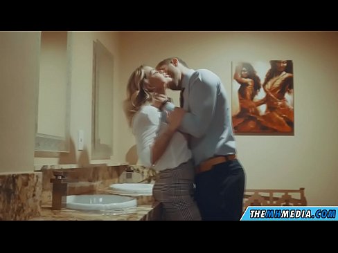 ❤️ Ke hoʻowalewale ʻia ʻoe e kahi blonde busty i kahi lumi hoʻomaha ākea ❤ Sluts ma haw.123sex.ru ﹏